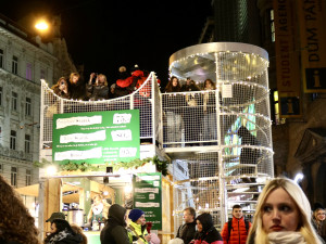 FOTO: V srdci Brna dnes zazářily vánoční stromy. Podívaná přilákala tisíce lidí