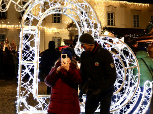FOTO: V srdci Brna dnes zazářily vánoční stromy. Podívaná přilákala tisíce lidí