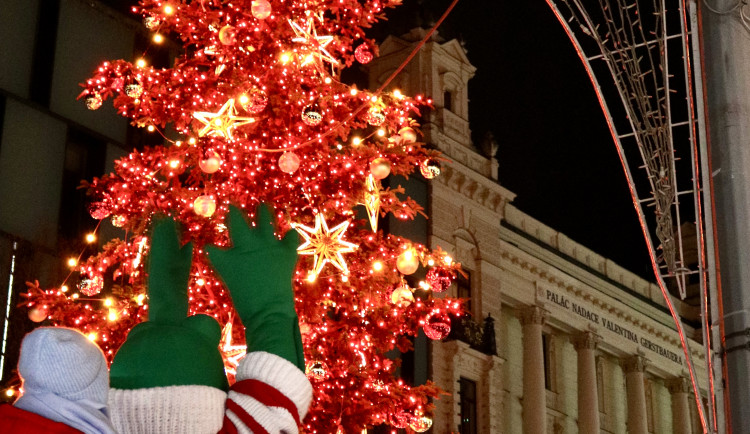 FOTO: V srdci Brna dnes zazářily vánoční stromy. Podívaná přilákala tisíce lidí