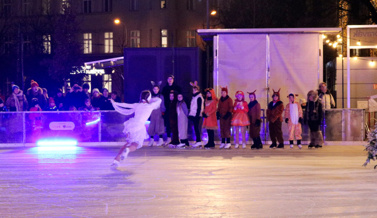 FOTO: Krasobruslaři slavnostně zahájili provoz kluziště na Moravském náměstí