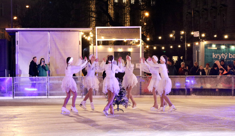 FOTO: Krasobruslaři slavnostně zahájili provoz kluziště na Moravském náměstí