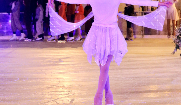 FOTO: Krasobruslaři slavnostně zahájili provoz kluziště na Moravském náměstí