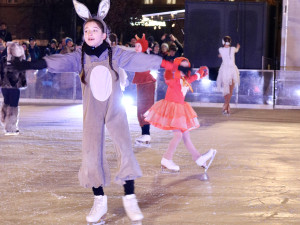 FOTO: Krasobruslaři slavnostně zahájili provoz kluziště na Moravském náměstí