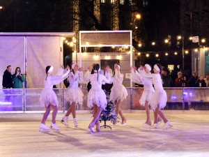 FOTO: Krasobruslaři slavnostně zahájili provoz kluziště na Moravském náměstí