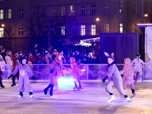 FOTO: Krasobruslaři slavnostně zahájili provoz kluziště na Moravském náměstí