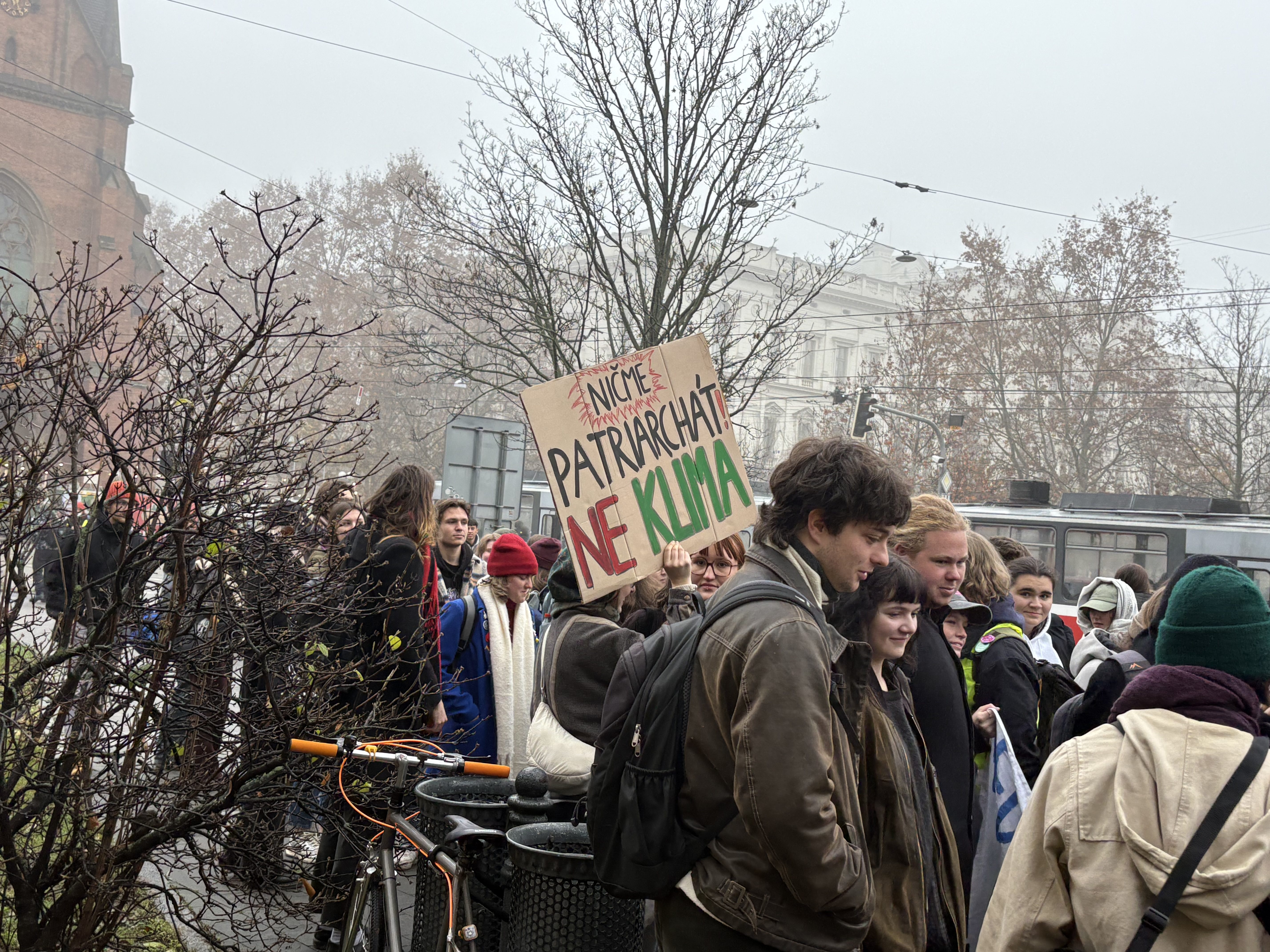 FOTO: Macinko, odmňoukej jinam, vzkázali studenti v Brně. Z výuky jich odešly stovky