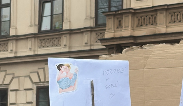 FOTO: Macinko, odmňoukej jinam, vzkázali studenti v Brně. Z výuky jich odešly stovky