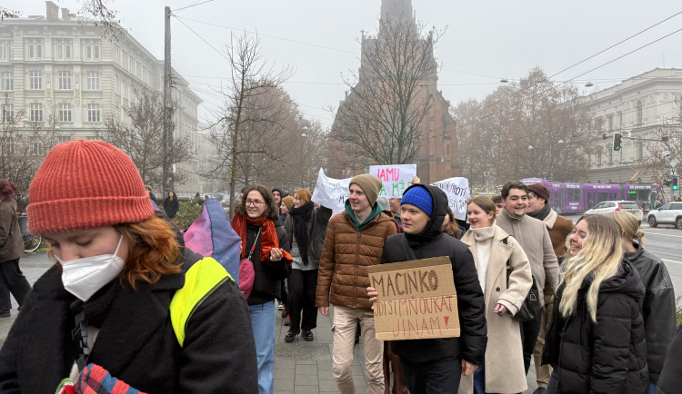 FOTO: Macinko, odmňoukej jinam, vzkázali studenti v Brně. Z výuky jich odešly stovky