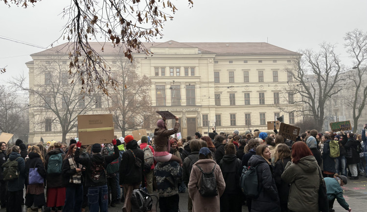 FOTO: Macinko, odmňoukej jinam, vzkázali studenti v Brně. Z výuky jich odešly stovky
