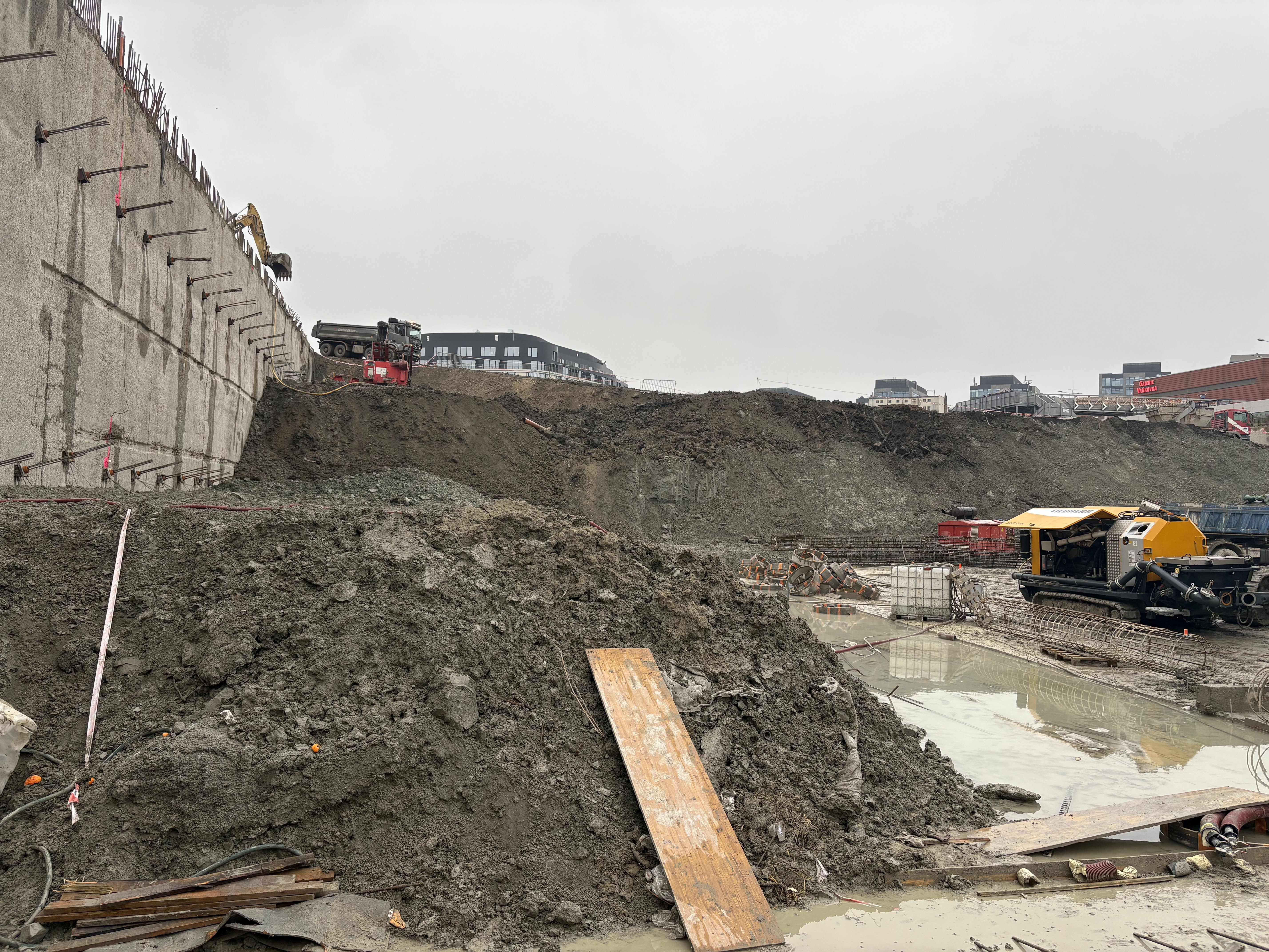 FOTO: Po brněnských Pompejích není ani památky, práce na Dornychu pokračují
