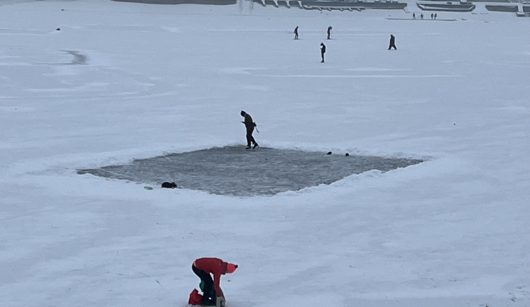FOTO: Brusle i běžky. Na Pryglu dovádí desítky lidí