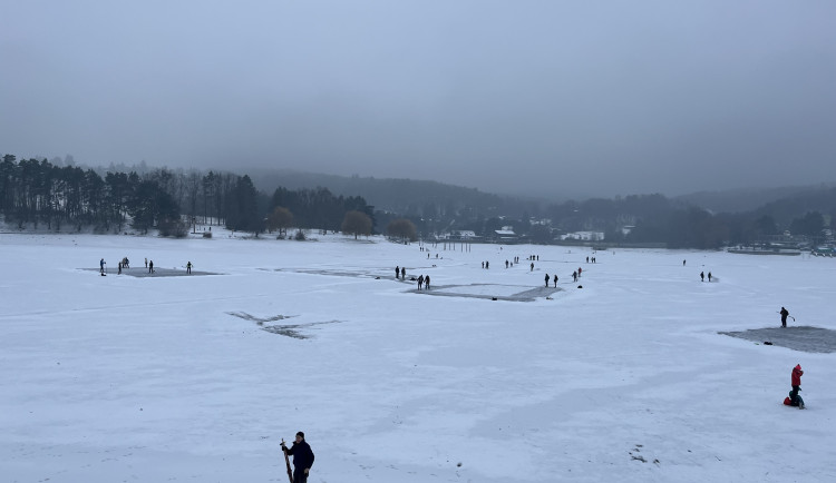 FOTO: Brusle i běžky. Na Pryglu dovádí desítky lidí