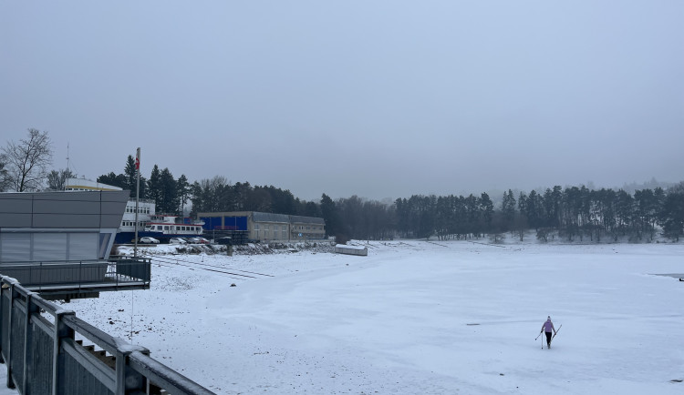 FOTO: Brusle i běžky. Na Pryglu dovádí desítky lidí