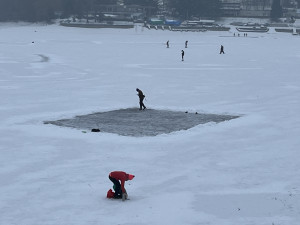 FOTO: Brusle i běžky. Na Pryglu dovádí desítky lidí