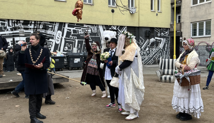 Okolí Káznice ožilo masopustem. Průvod vedla nevěsta s rostoucím břichem