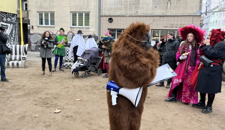 Okolí Káznice ožilo masopustem. Průvod vedla nevěsta s rostoucím břichem