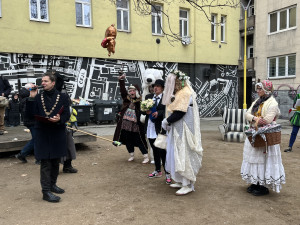 Okolí Káznice ožilo masopustem. Průvod vedla nevěsta s rostoucím břichem