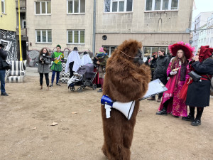 Okolí Káznice ožilo masopustem. Průvod vedla nevěsta s rostoucím břichem