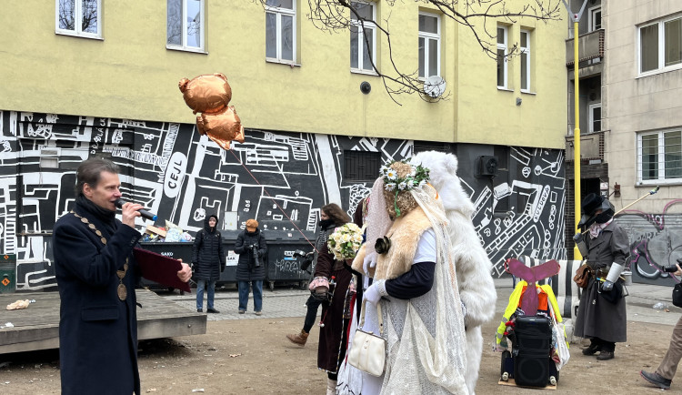 Okolí Káznice ožilo masopustem. Průvod vedla nevěsta s rostoucím břichem