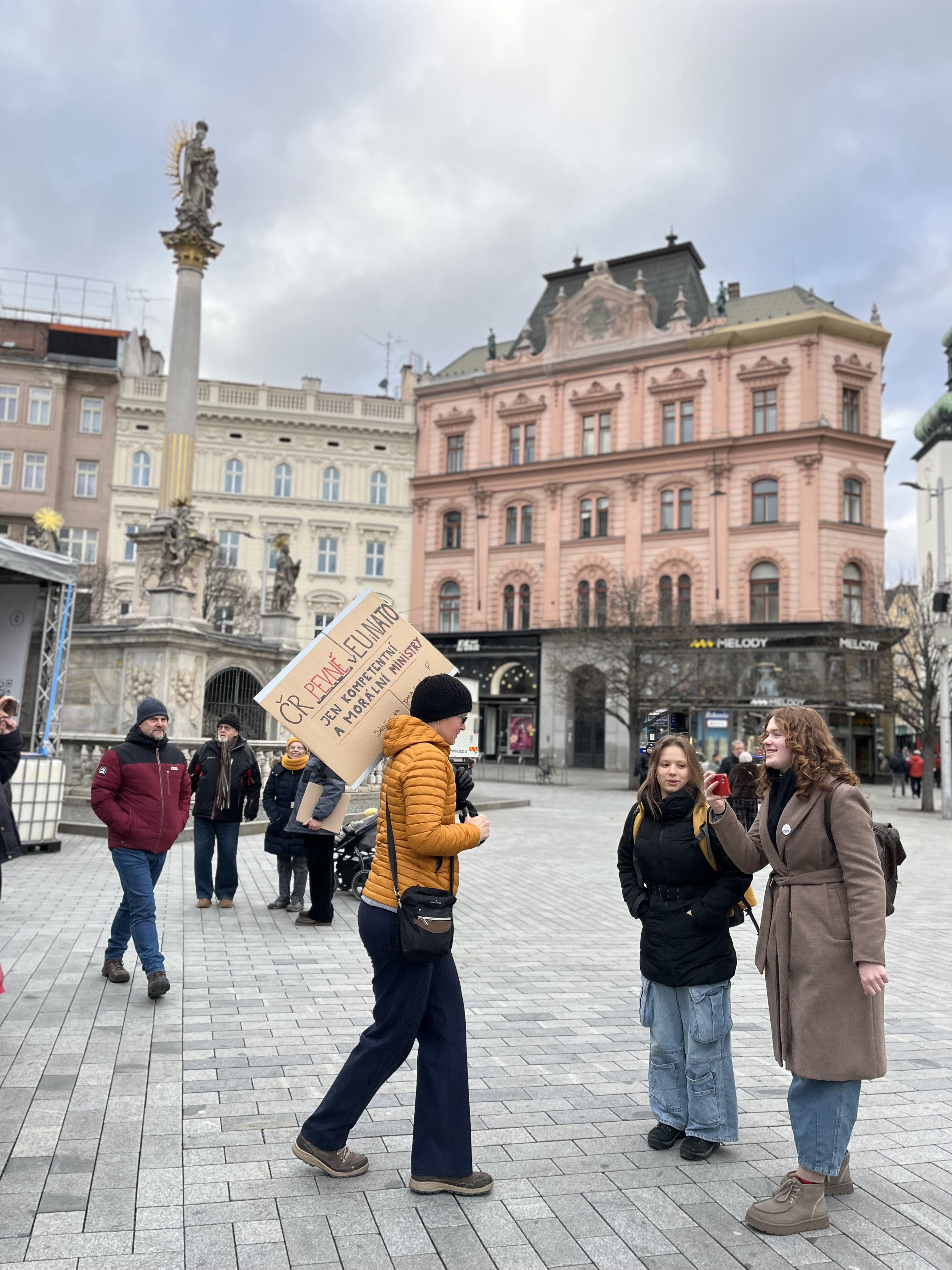 FOTO: Svoboďák praská ve švech. V Brně přišly prezidenta podpořit tisíce lidí