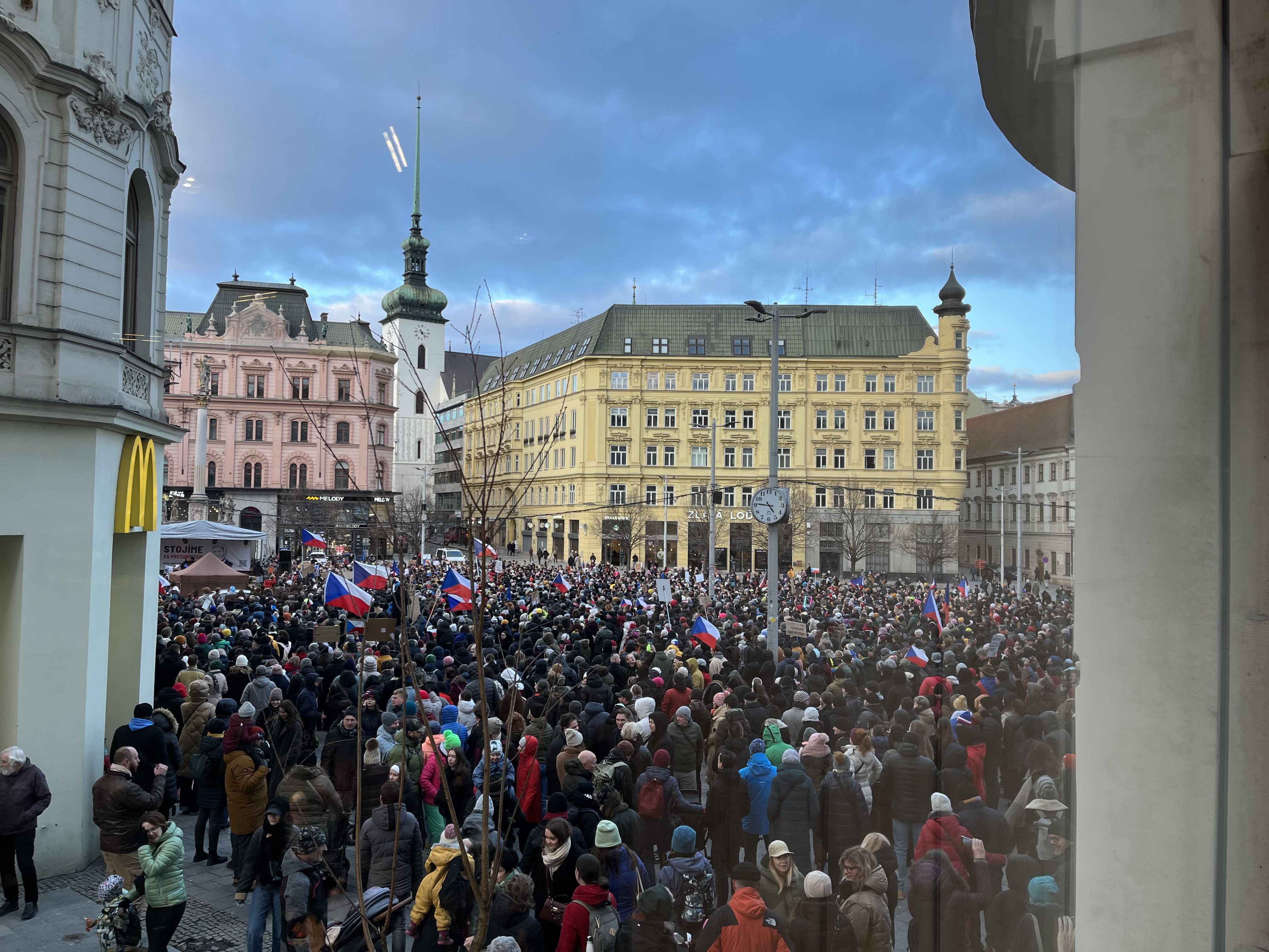 FOTO: Svoboďák praská ve švech. V Brně přišly prezidenta podpořit tisíce lidí