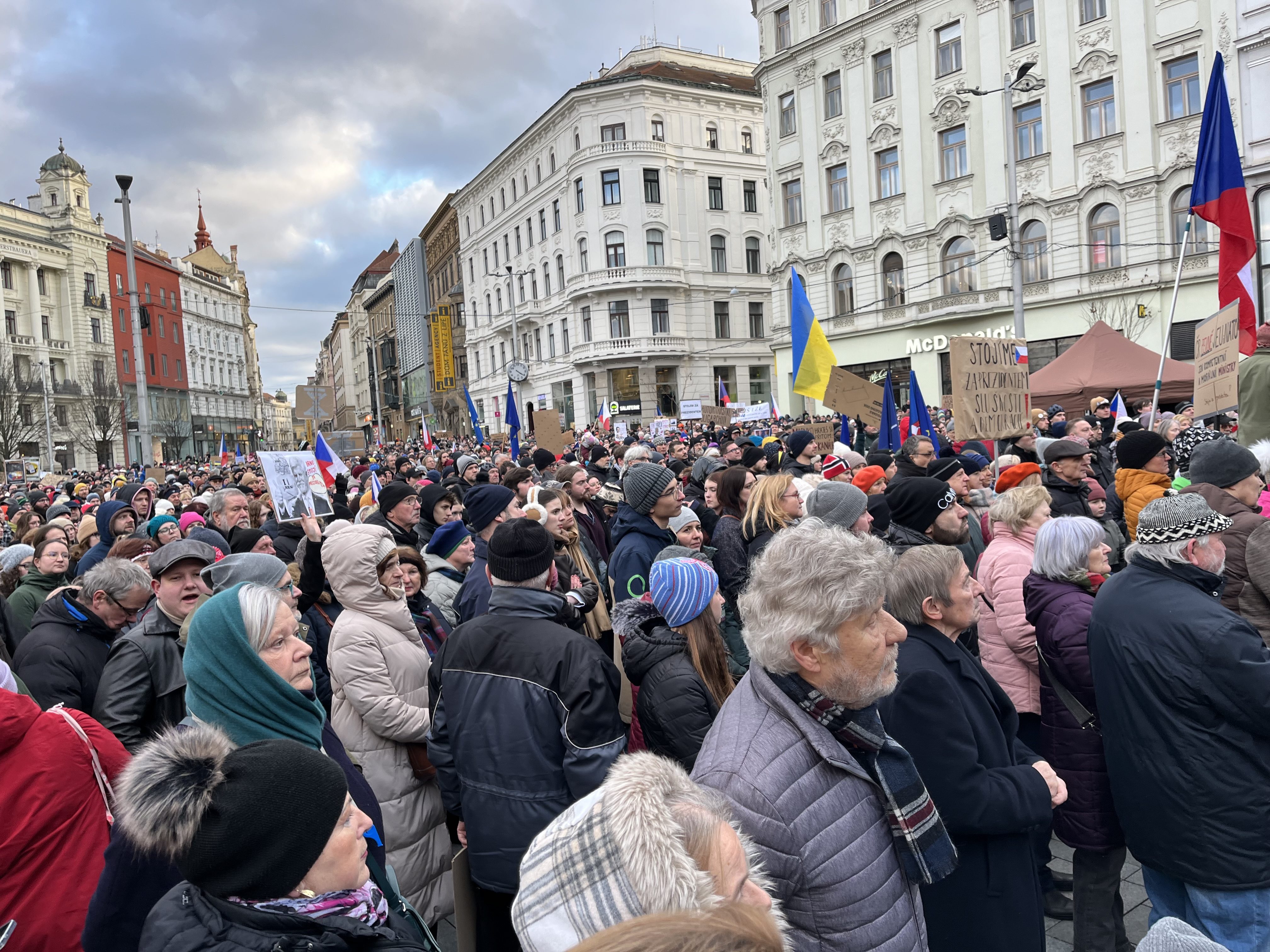 FOTO: Svoboďák praská ve švech. V Brně přišly prezidenta podpořit tisíce lidí