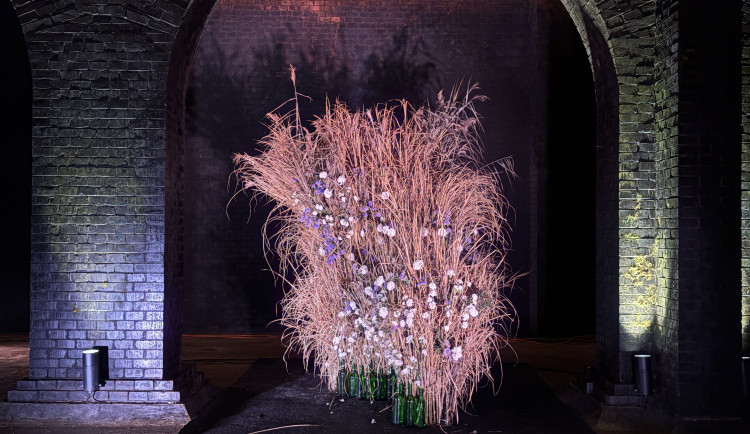 FOTO: Květiny zaplnily brněnské podzemní chrámy, instalace inspirovala voda