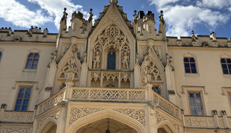 FOTO: Rozkvetlé zahrady i prosluněná kolonáda. Lidé si užívají jaro v Lednici