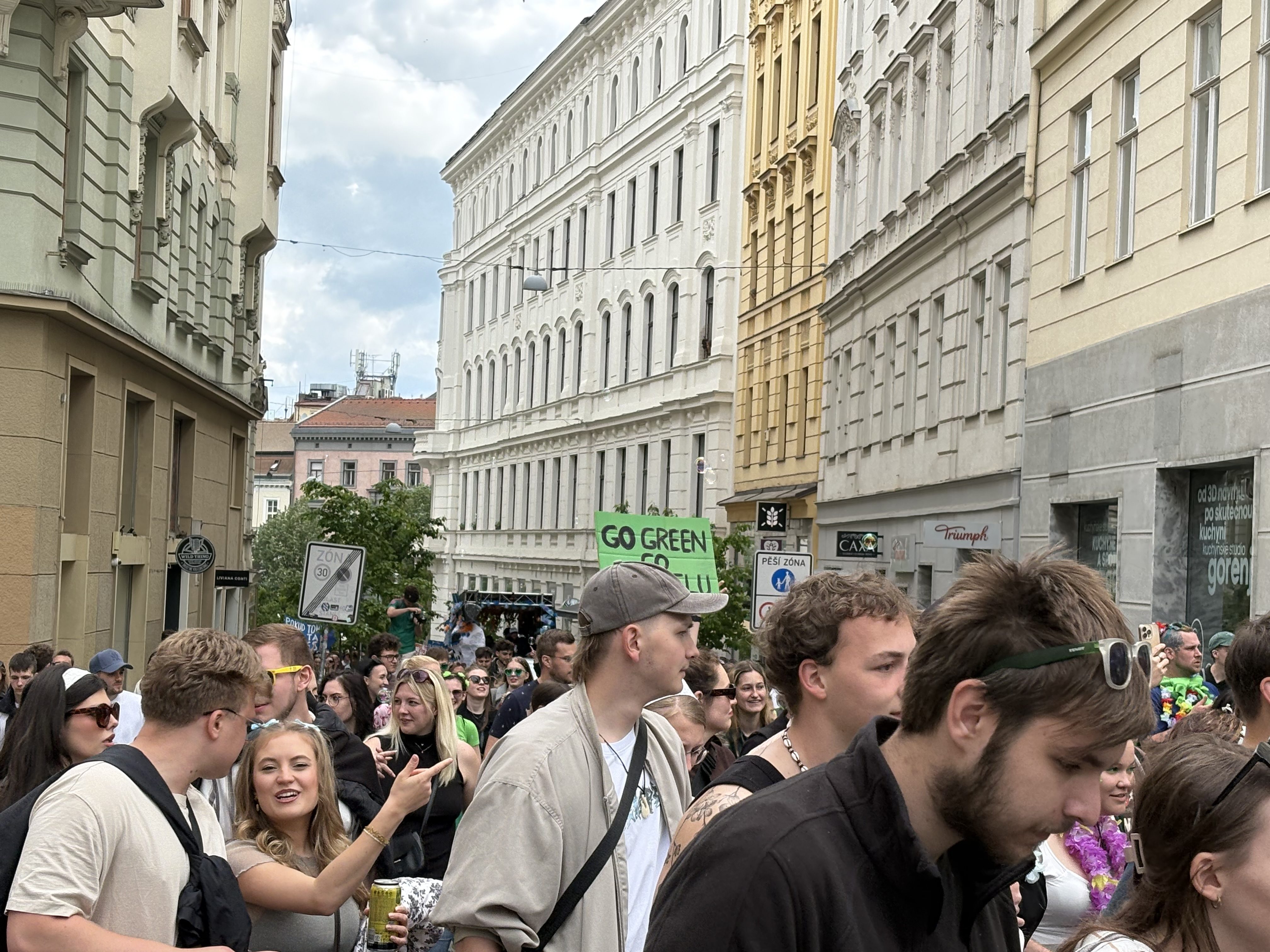 FOTO: V Brně propukly majálesové oslavy. Podívejte se na pestrý průvod