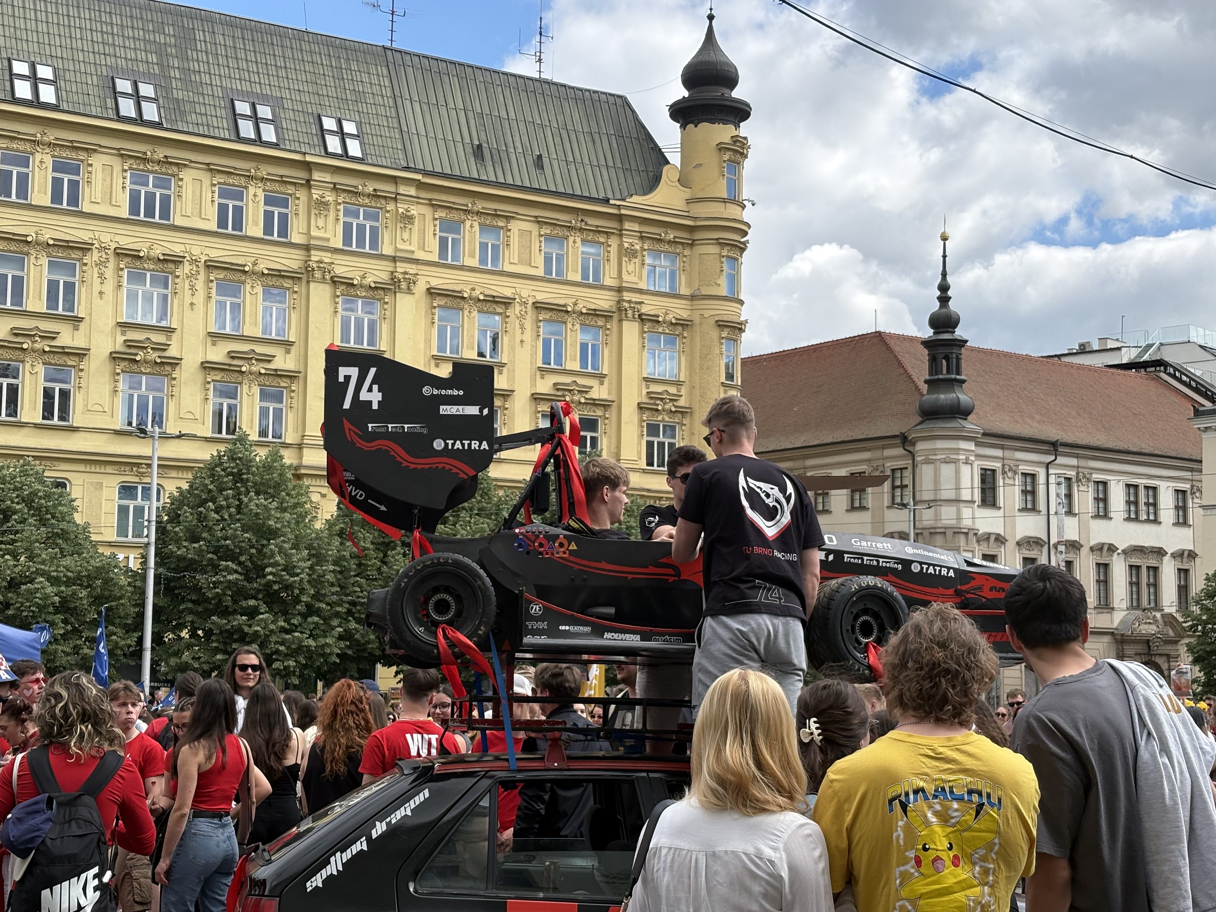 FOTO: V Brně propukly majálesové oslavy. Podívejte se na pestrý průvod