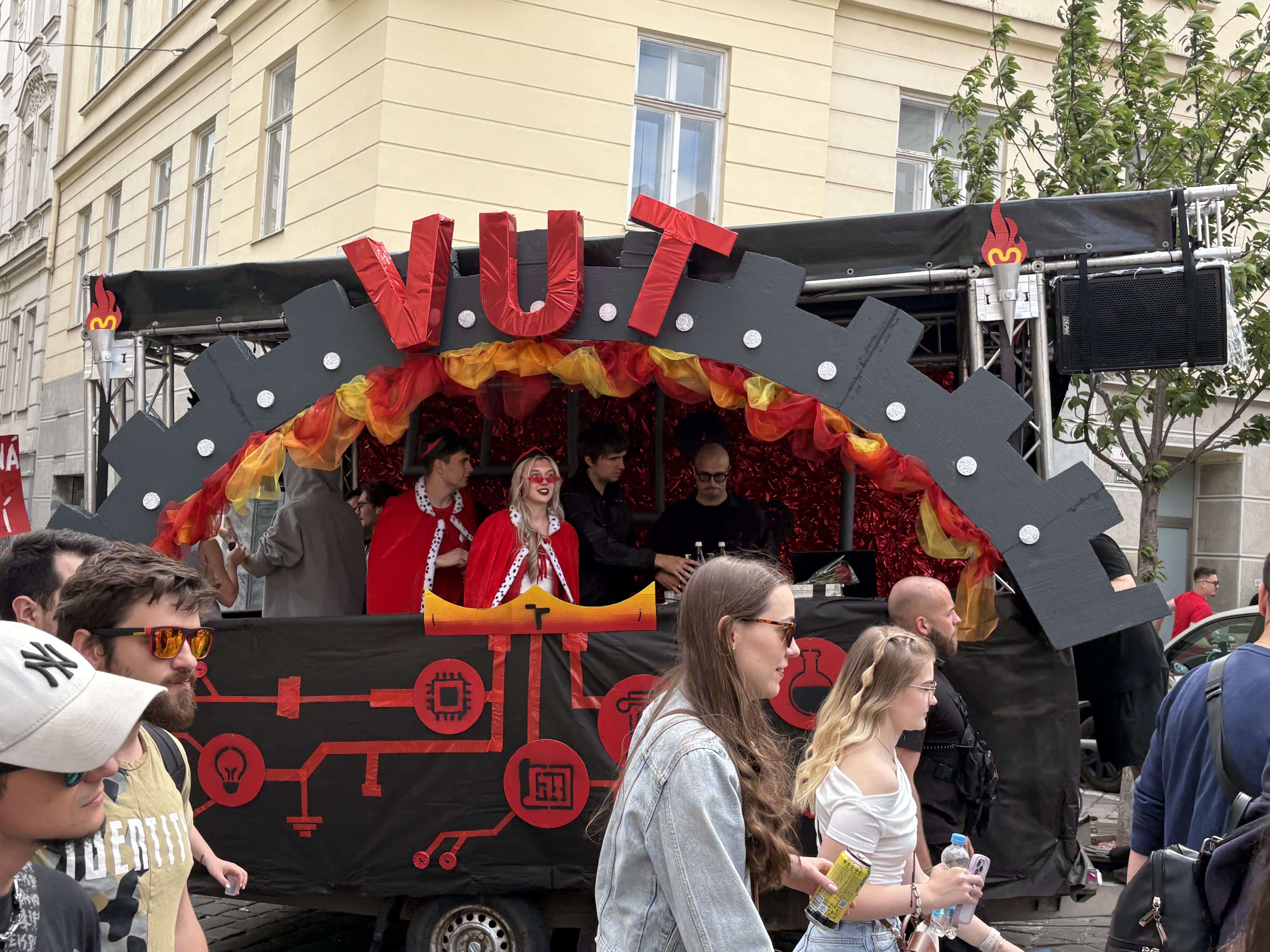 FOTO: V Brně propukly majálesové oslavy. Podívejte se na pestrý průvod