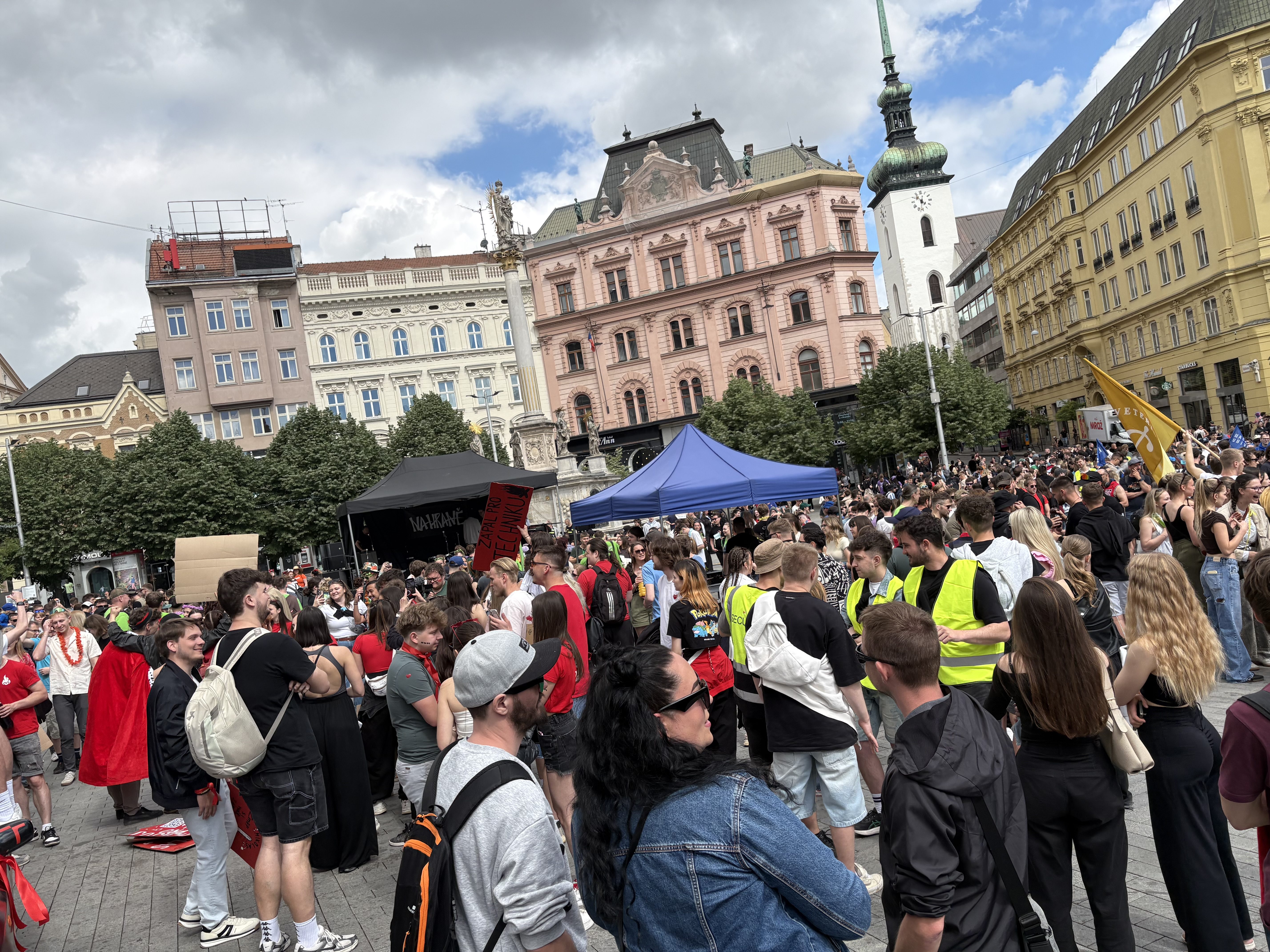 FOTO: V Brně propukly majálesové oslavy. Podívejte se na pestrý průvod