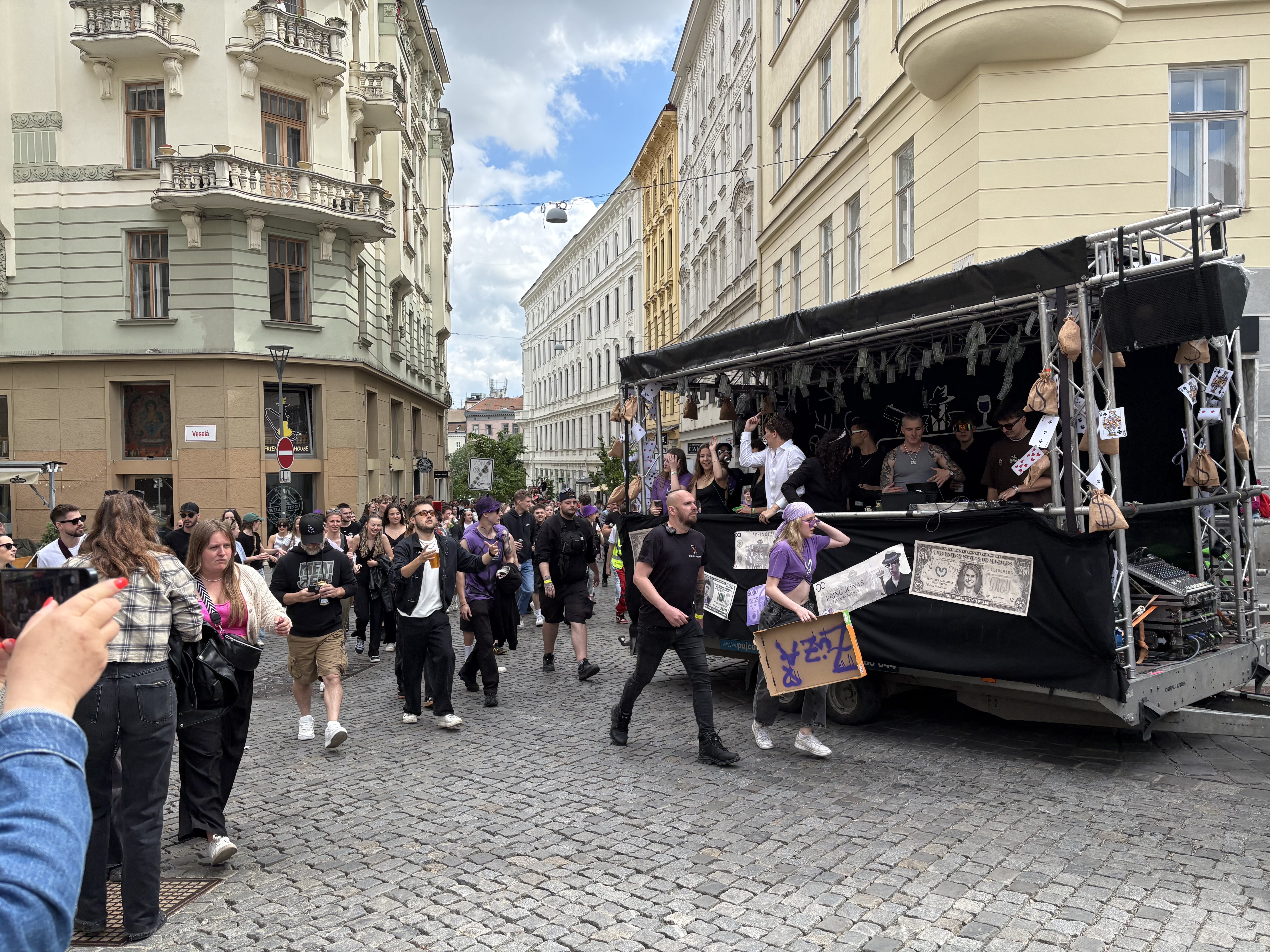 FOTO: V Brně propukly majálesové oslavy. Podívejte se na pestrý průvod