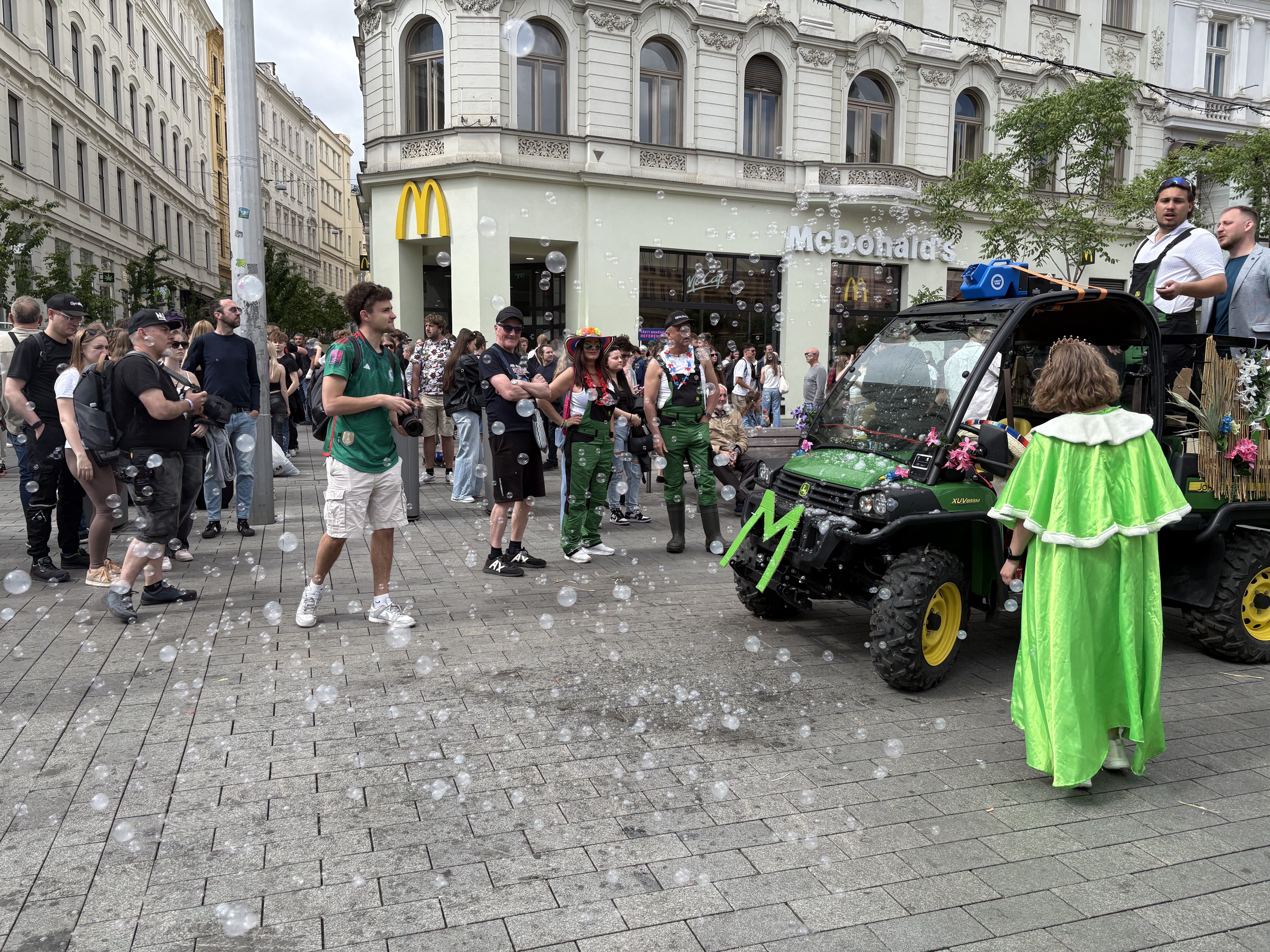 FOTO: V Brně propukly majálesové oslavy. Podívejte se na pestrý průvod