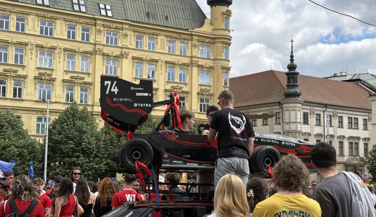 FOTO: V Brně propukly majálesové oslavy. Podívejte se na pestrý průvod