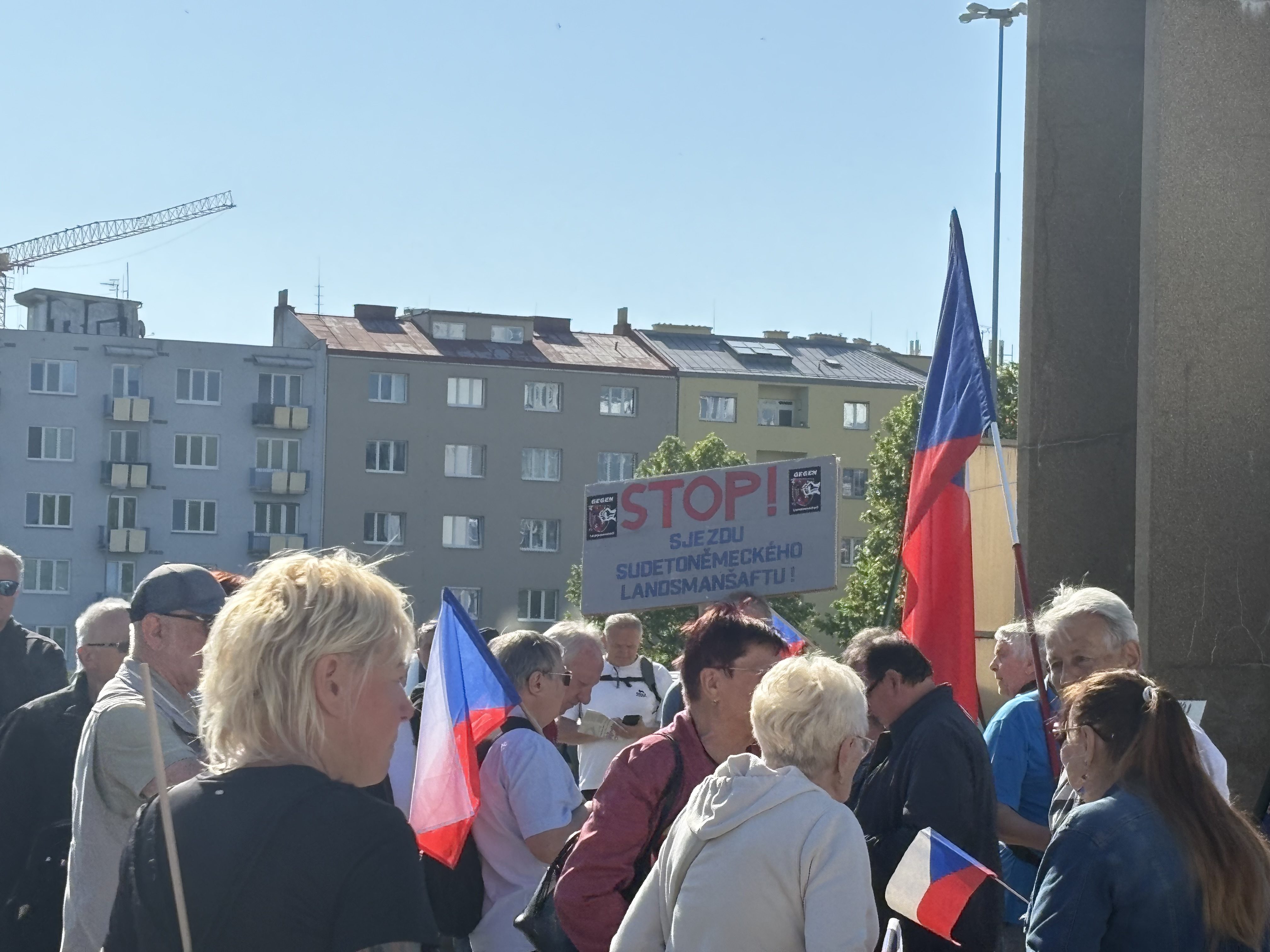 FOTO: Protestující proti sjezdu sudetských Němců u výstaviště postavili barikádu