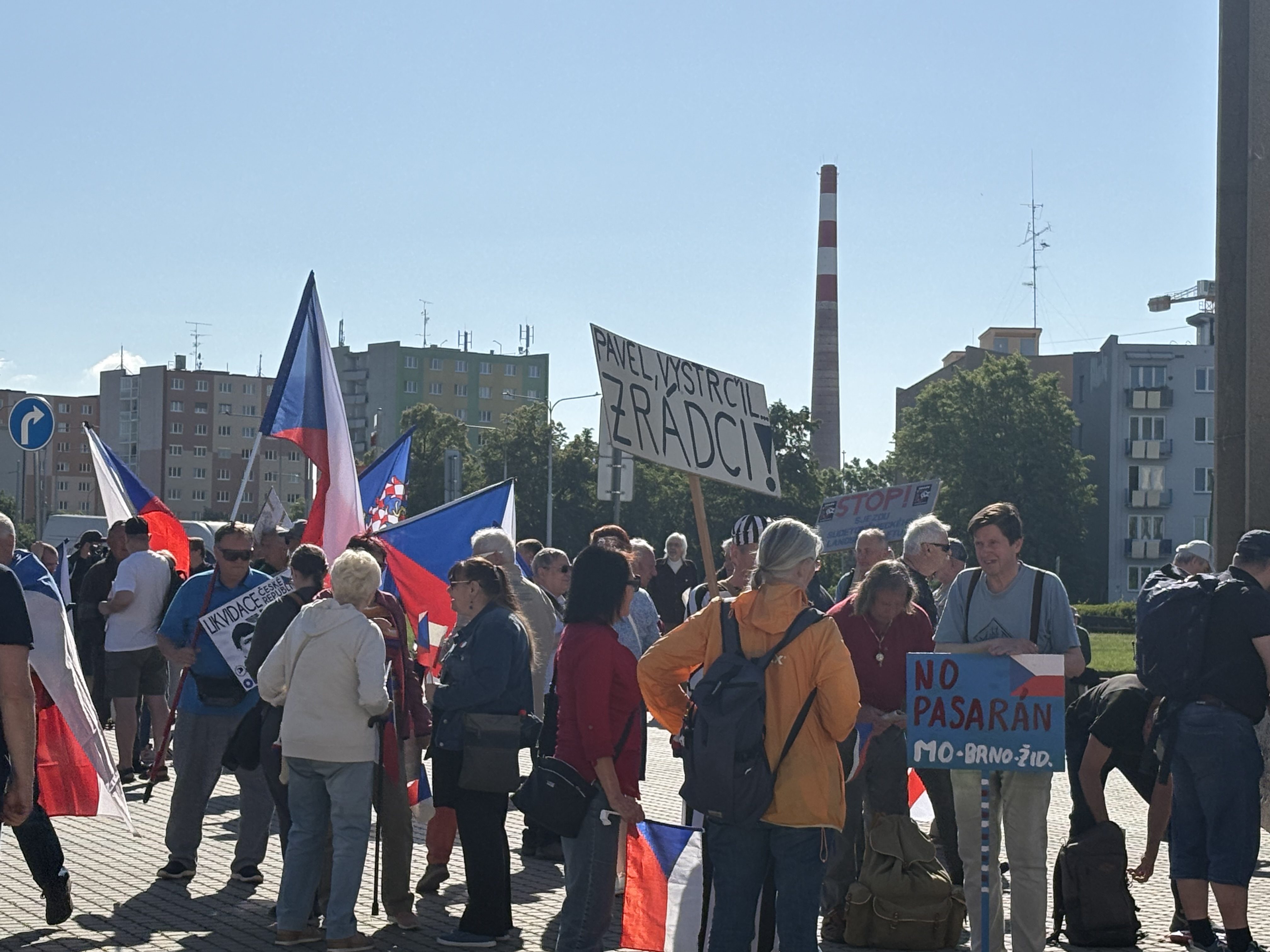 FOTO: Protestující proti sjezdu sudetských Němců u výstaviště postavili barikádu