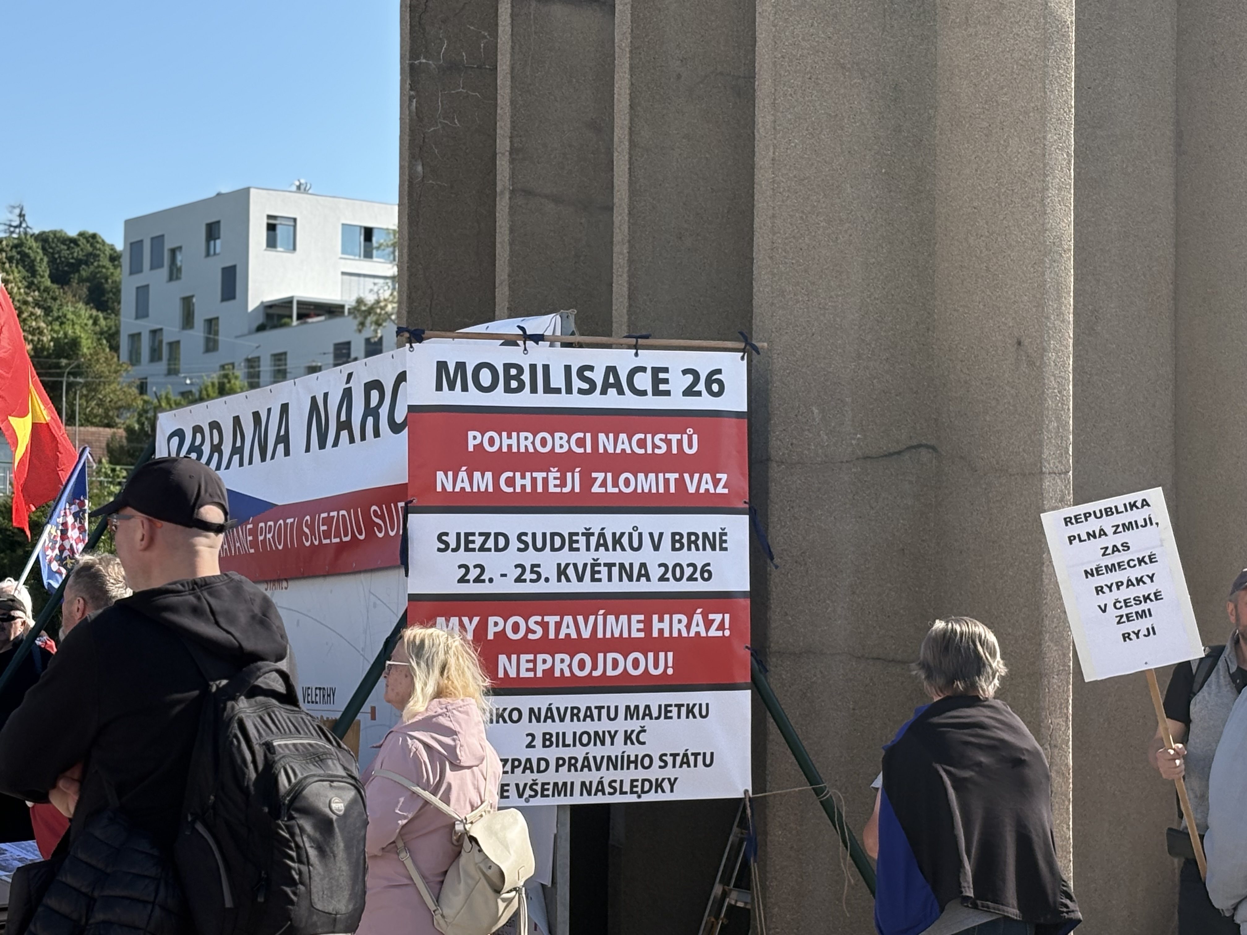 FOTO: Protestující proti sjezdu sudetských Němců u výstaviště postavili barikádu