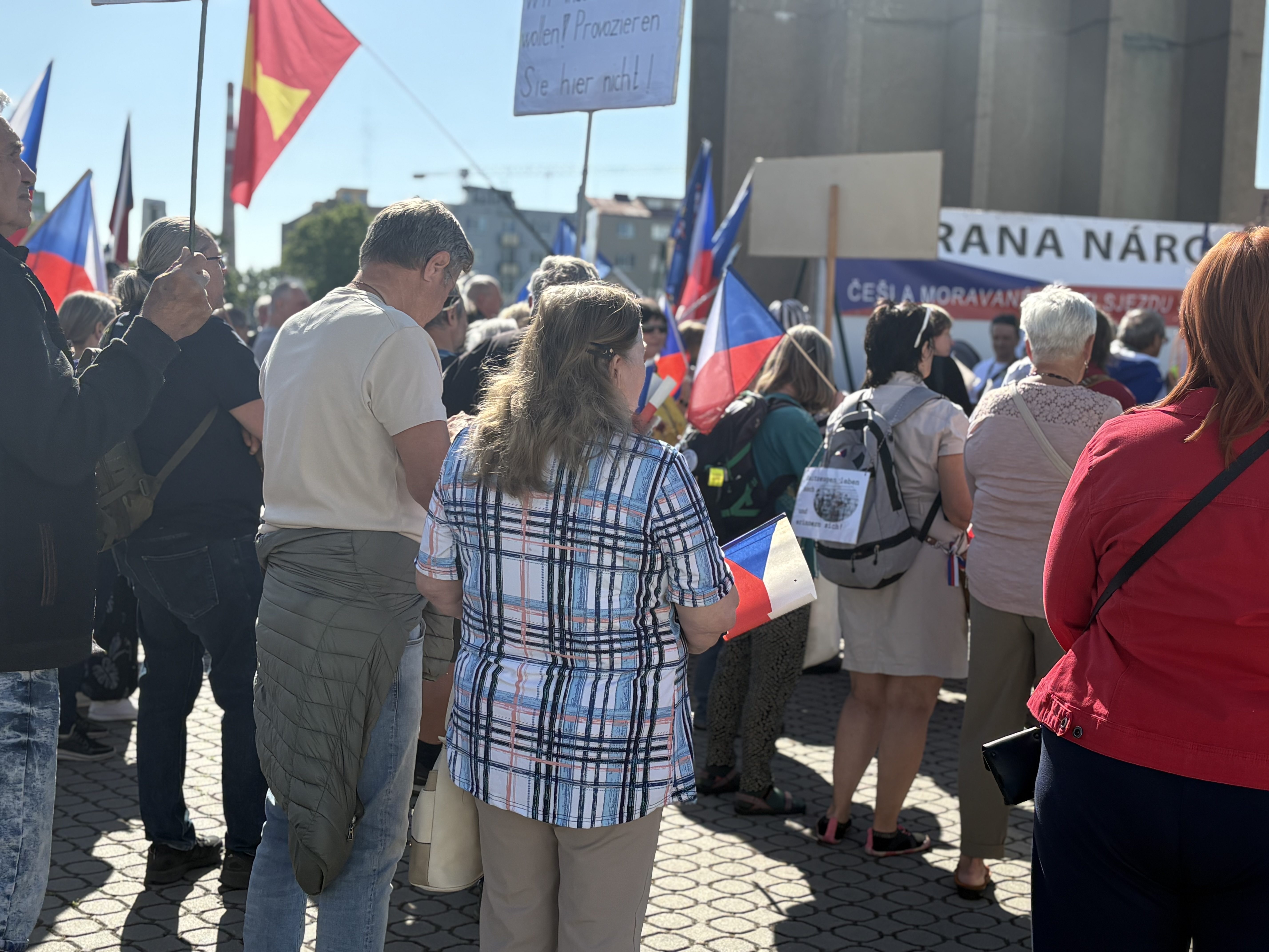 FOTO: Protestující proti sjezdu sudetských Němců u výstaviště postavili barikádu