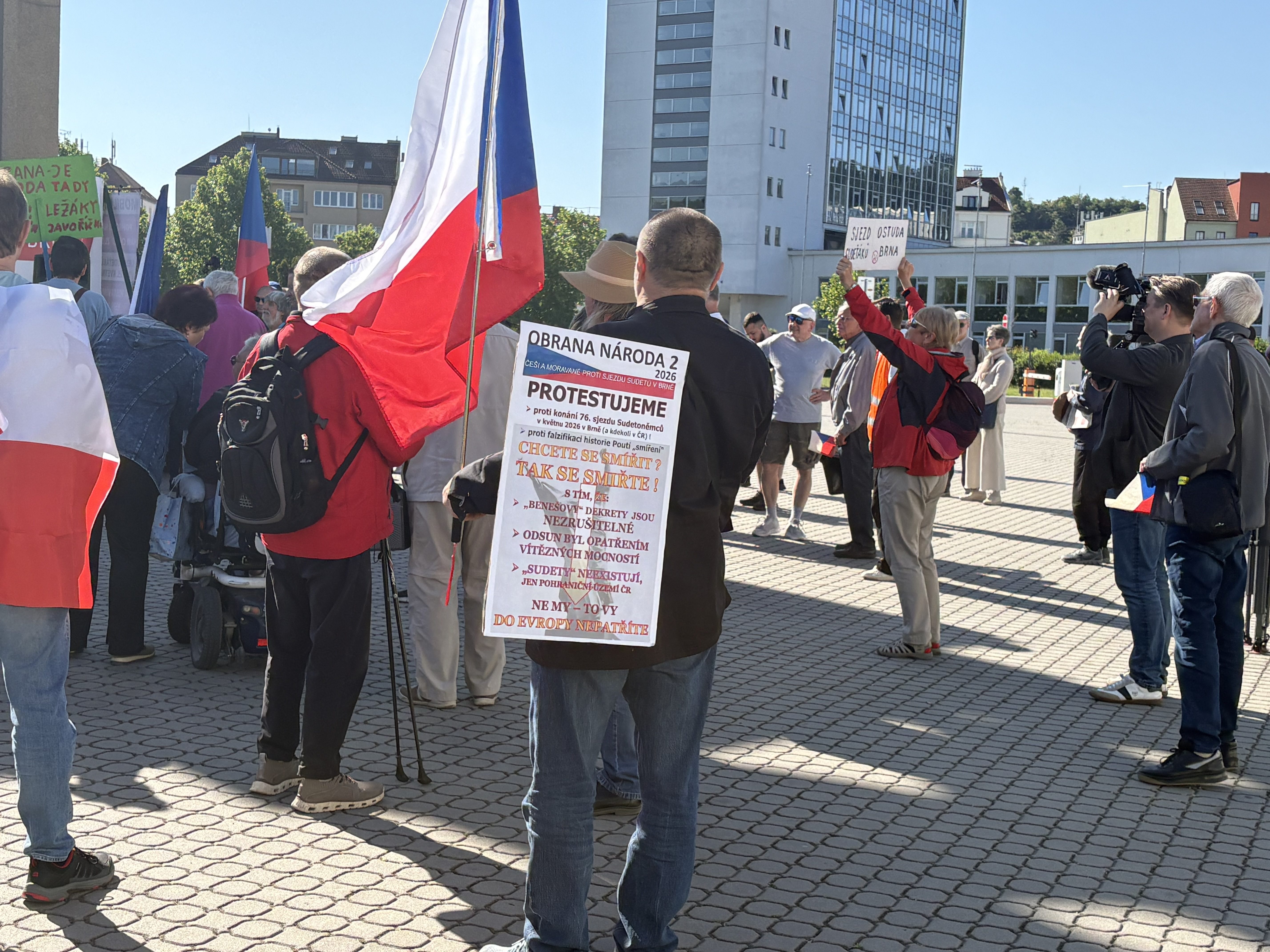 FOTO: Protestující proti sjezdu sudetských Němců u výstaviště postavili barikádu