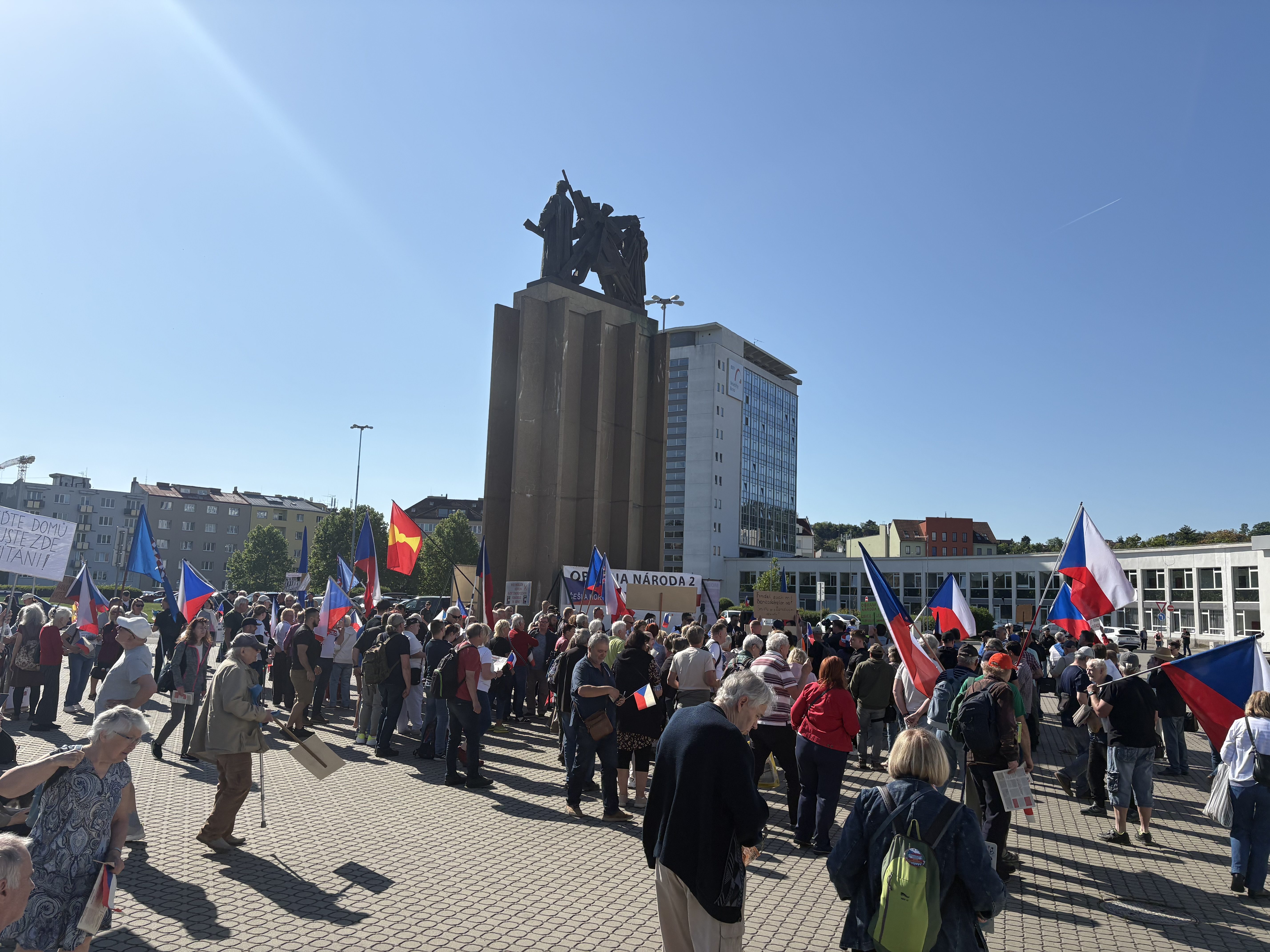 FOTO: Protestující proti sjezdu sudetských Němců u výstaviště postavili barikádu