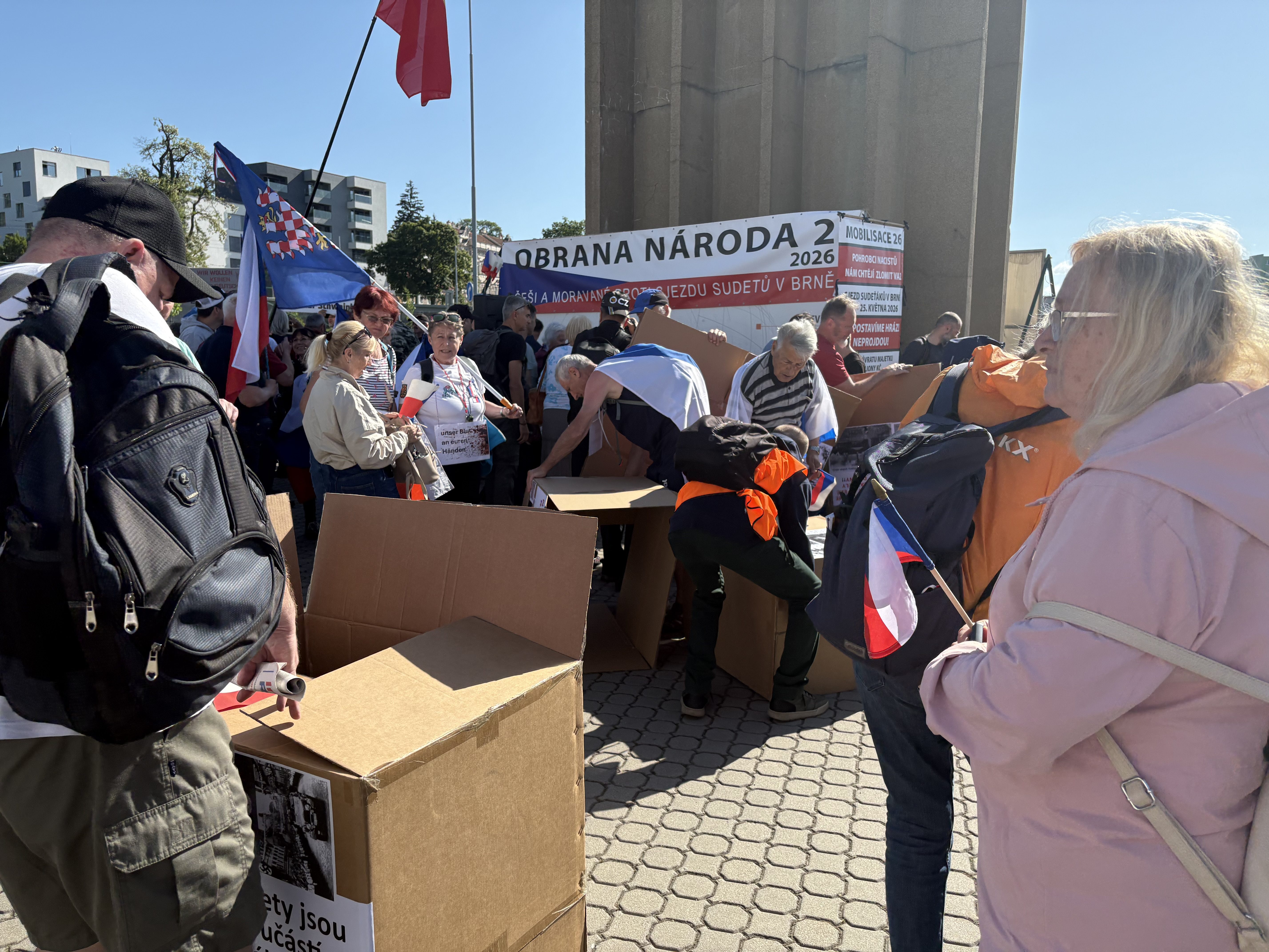 FOTO: Protestující proti sjezdu sudetských Němců u výstaviště postavili barikádu
