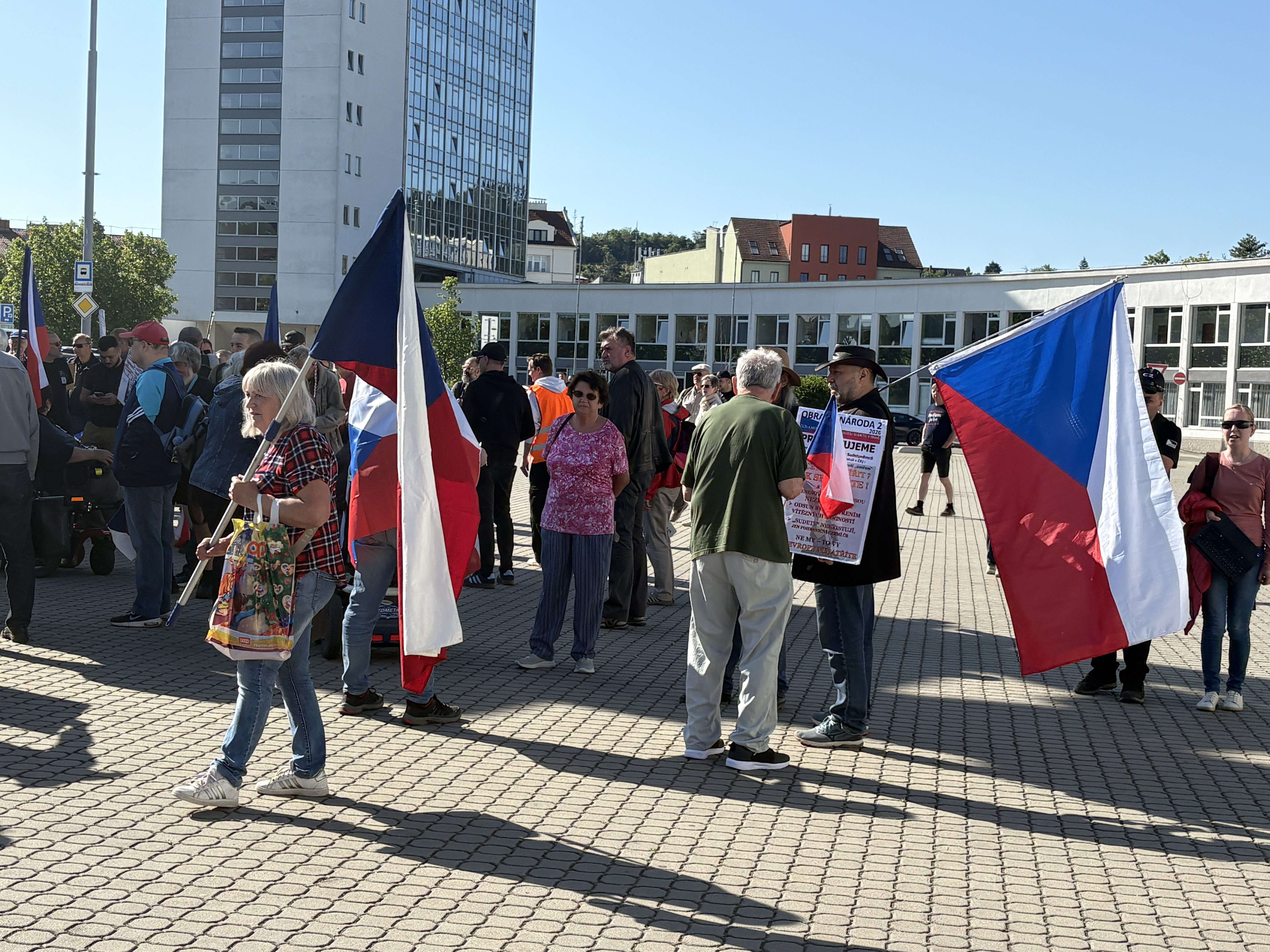 FOTO: Protestující proti sjezdu sudetských Němců u výstaviště postavili barikádu