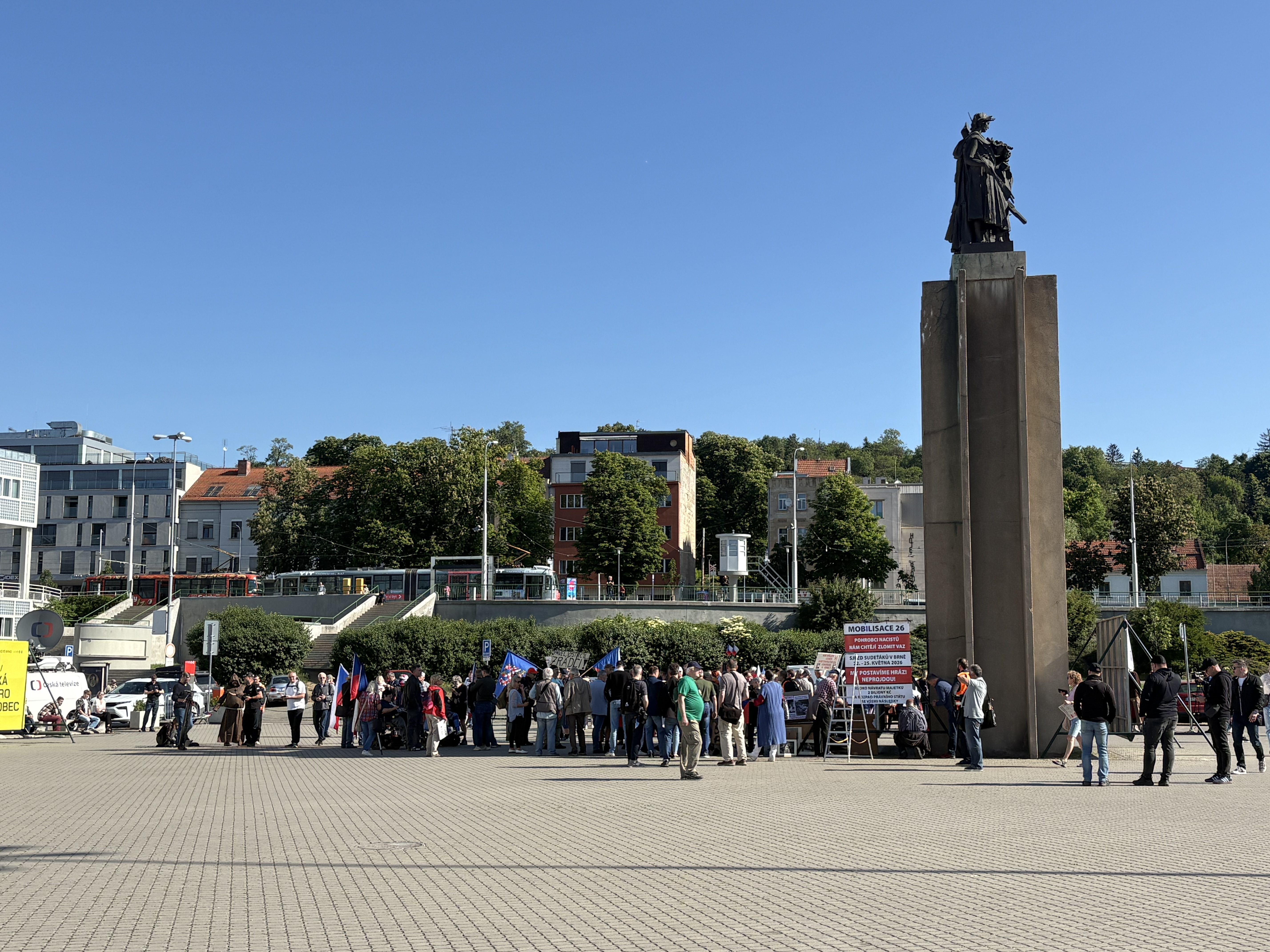 FOTO: Protestující proti sjezdu sudetských Němců u výstaviště postavili barikádu