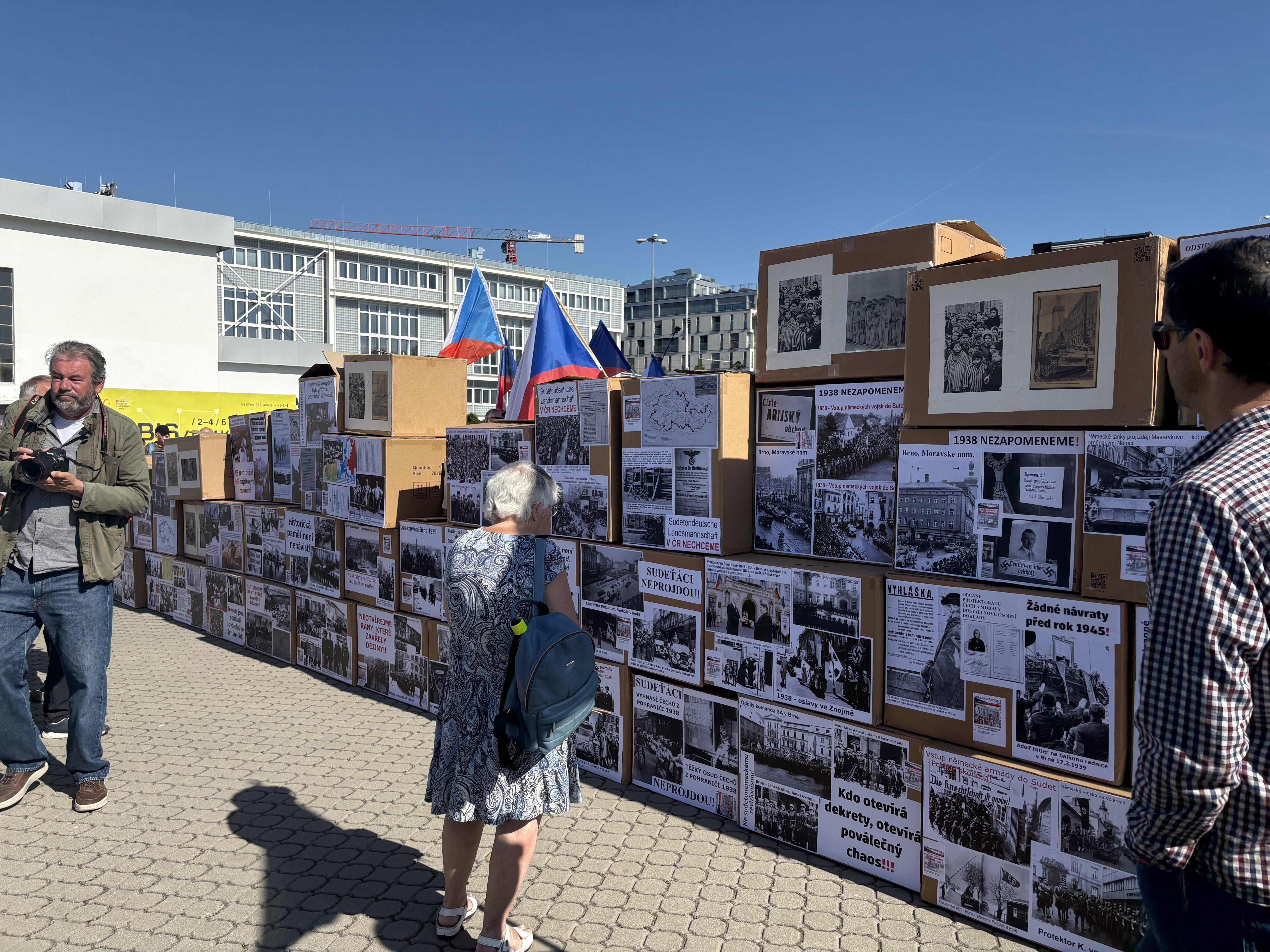 FOTO: Protestující proti sjezdu sudetských Němců u výstaviště postavili barikádu