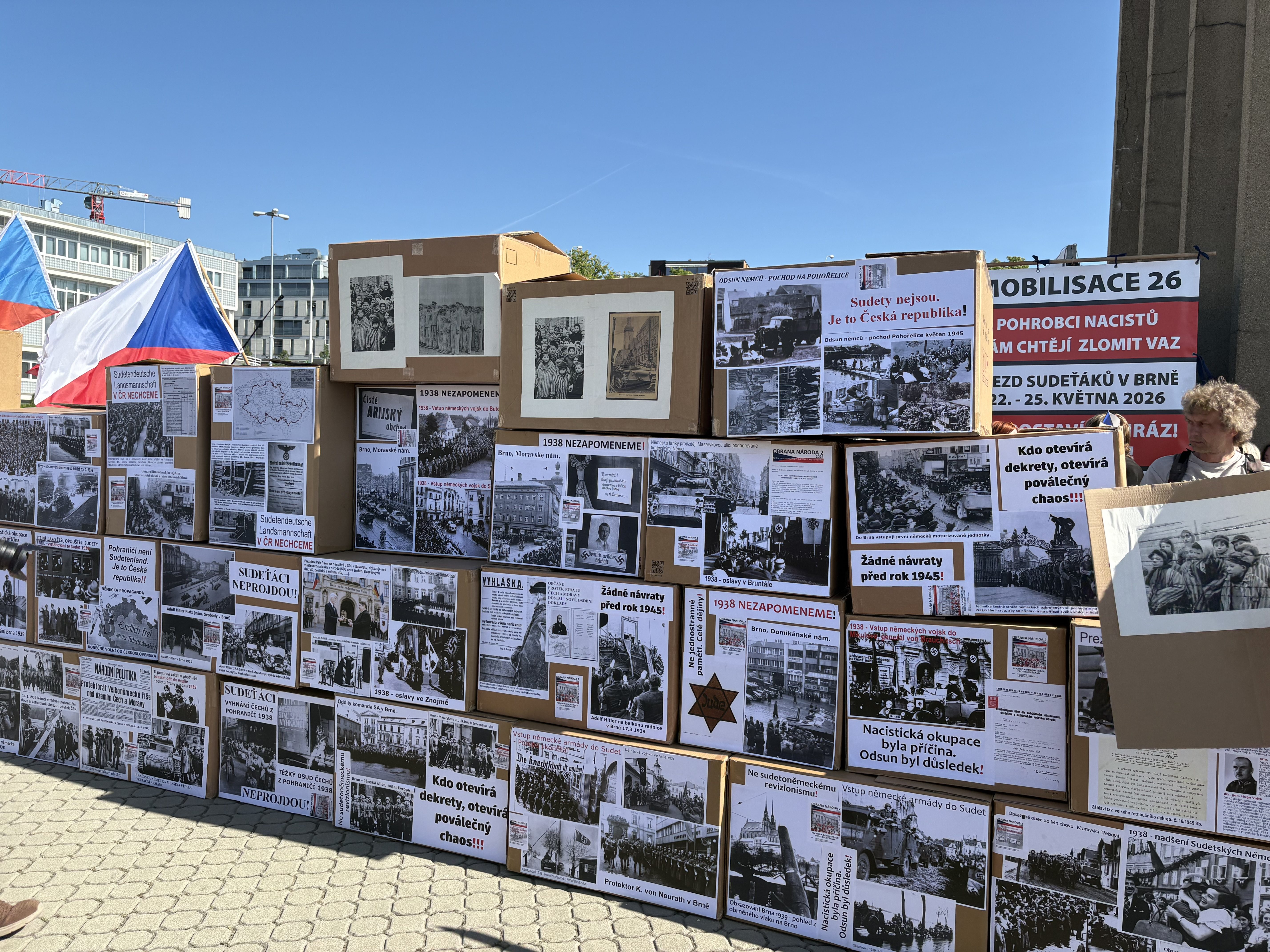 FOTO: Protestující proti sjezdu sudetských Němců u výstaviště postavili barikádu