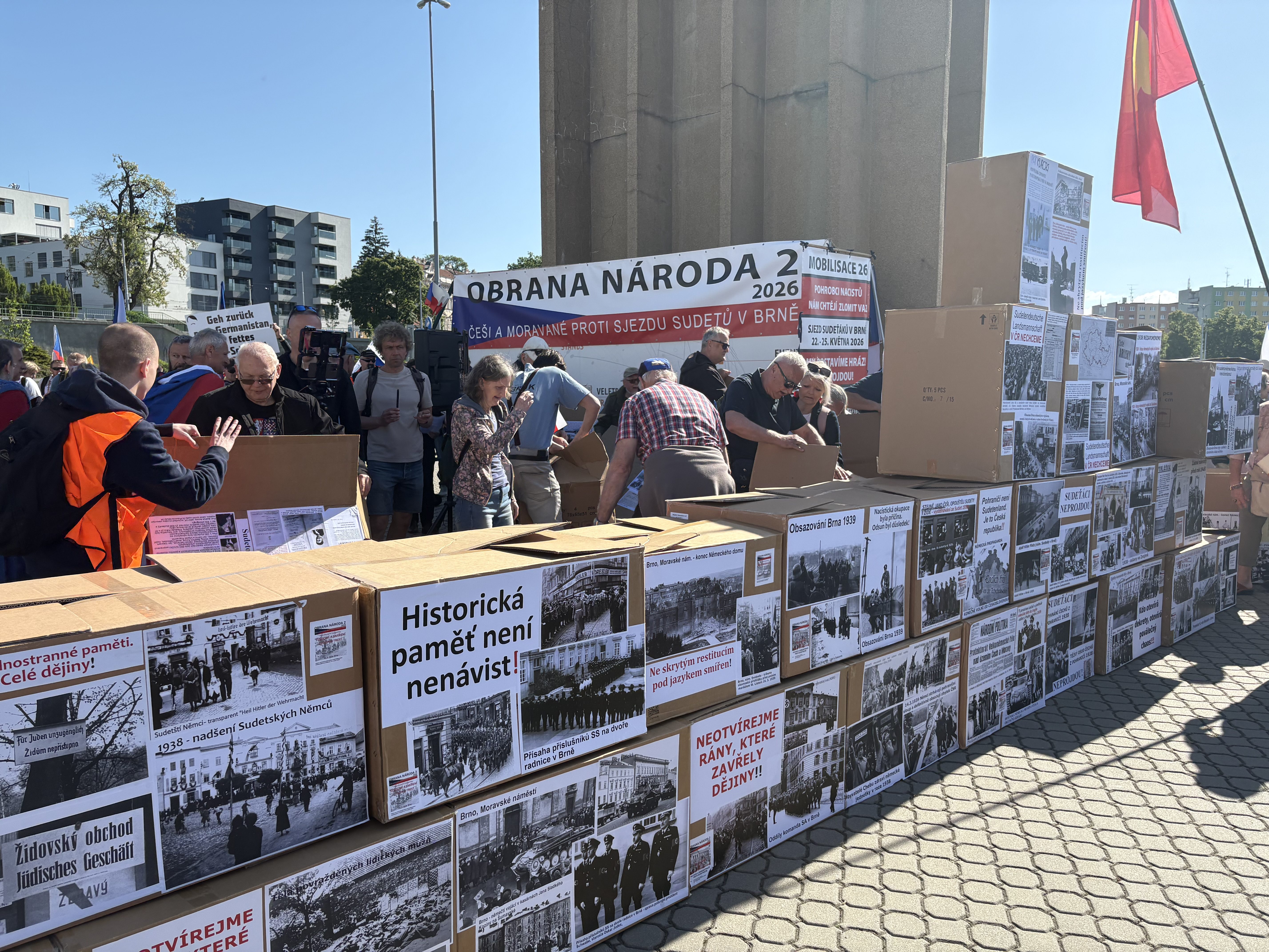 FOTO: Protestující proti sjezdu sudetských Němců u výstaviště postavili barikádu