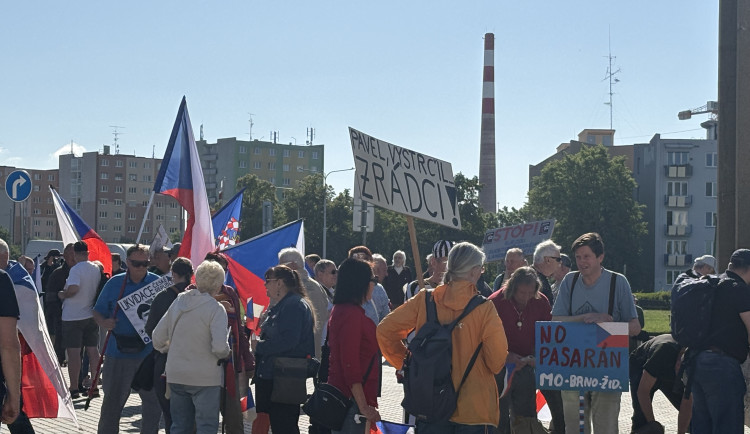 FOTO: Protestující proti sjezdu sudetských Němců u výstaviště postavili barikádu