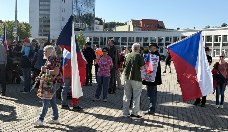 FOTO: Protestující proti sjezdu sudetských Němců u výstaviště postavili barikádu