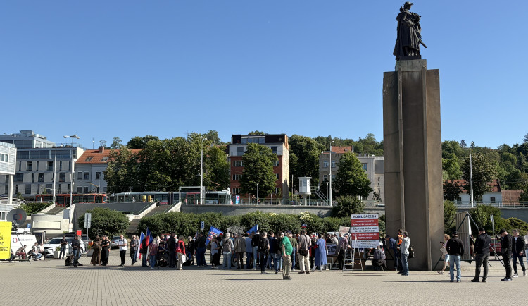 FOTO: Protestující proti sjezdu sudetských Němců u výstaviště postavili barikádu